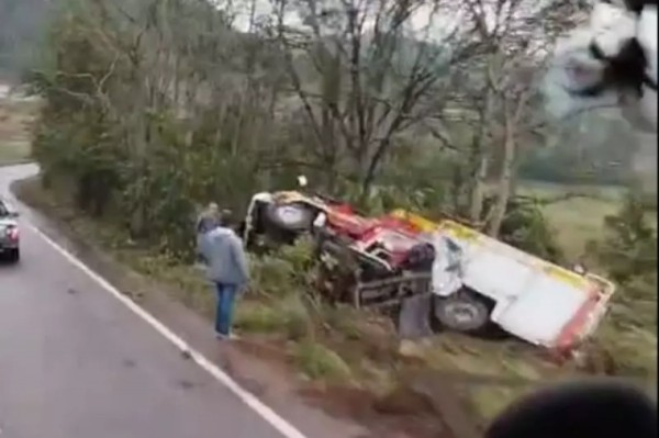 Caminhão dos bombeiros sai da pista e tomba em deslocamento para incêndio em Mondaí
