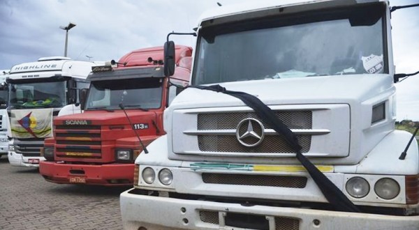 Auxílio caminhoneiro paga hoje R$ 2 mil a mais 140 mil motoristas