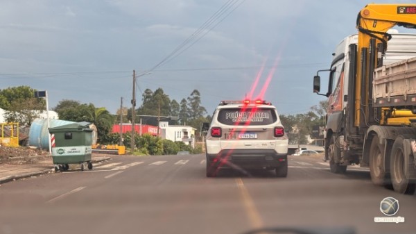Motorista embriagada bate carro em padaria, foge e é presa após briga em bar em São Miguel do Oeste