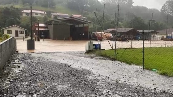 Chuvas causam estragos em 30 municípios e SC segue em alerta para temporais