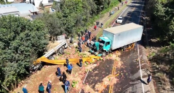 Acidente entre caminhões deixa trecho da SC-157 completamente bloqueado