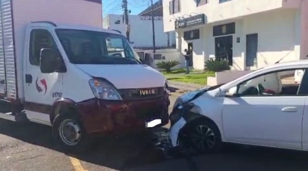 Condutor de automóvel sofre ferimentos em colisão com caminhão