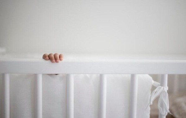 MP abre investigação após bebê de 5 meses cair de trocador em creche e fraturar o crânio