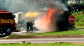 Chamas avançam e caminhão-tanque explode na BR-282