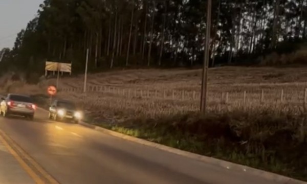 Motoristas são flagrados furando fila e trafegando na contramão em acostamento na BR-163