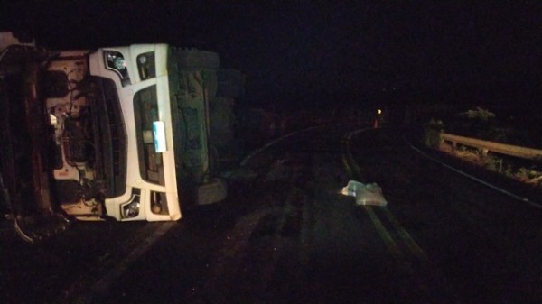 Tombamento de caminhão interdita SC-163 entre Descanso e Iporã do Oeste
