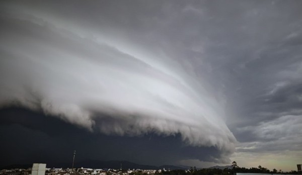 Ciclone e frente fria trazem ‘chuvarada’ e provocam queda nas temperaturas no fim de semana