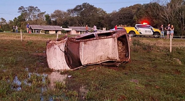 Homem é ejetado de veículo após capotamento e morre ao bater a cabeça em uma pedra
