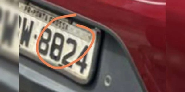 Homem adultera placa de carro com fita isolante