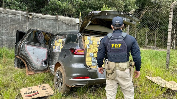 PRF apreende cerca de 30.000 maços de cigarro em veículo roubado