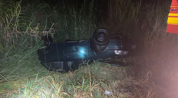 Jovem de 19 anos sai ileso após capotamento na SC-283