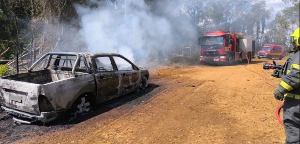 Carro é destruído pelo fogo