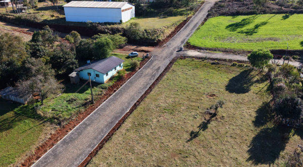 Prefeitura conclui calçamento da Avenida José Fogiatto, no Distrito de Idamar