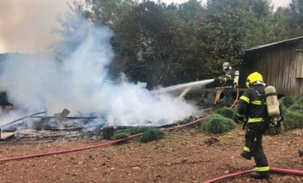 Incêndio destrói galpão de madeira no interior