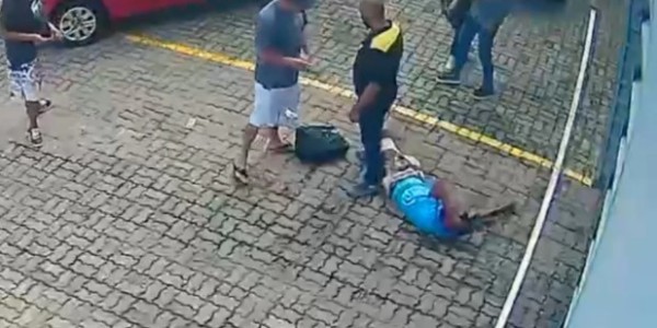 Briga por copo de suco termina em morte com correntes e cadeados