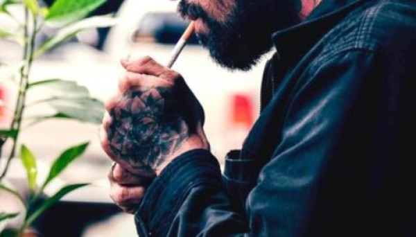 Homem é flagrado com maconha para consumo pessoal no Centro