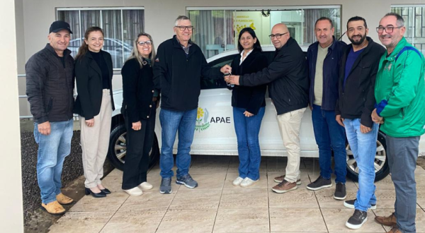 Prefeitura repassa veículo à APAE e anuncia investimento em energia solar