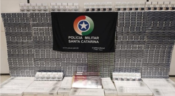 Polícia Militar encontra 1140 maços de cigarros contrabandeados durante abordagem a ônibus de linha