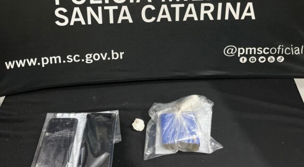 Polícia prende dois homens por tráfico de drogas após fuga e resistência