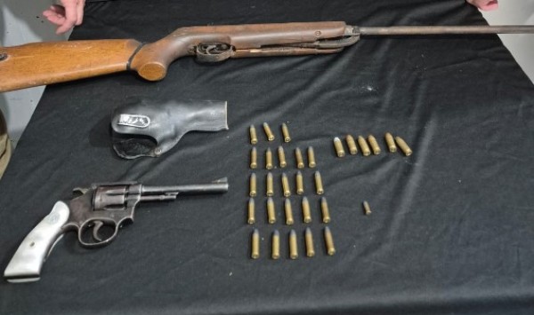 Homem é preso por posse de arma de fogo e munições após ameaça a companheira