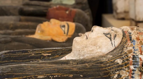 Egito anuncia descoberta de 250 sarcófagos e 150 estátuas de bronze de 2.500 anos atrás