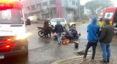 Acidente entre carro e moto deixa um ferido na Rua Felipe Schimidt