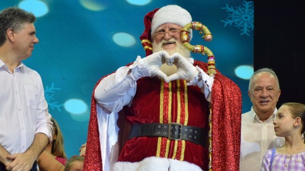 Abertura do Natal leva milhares de pessoas até a Praça Central