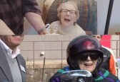 Vovó comemora 104 anos e realiza sonho de andar de moto; “eu amei”