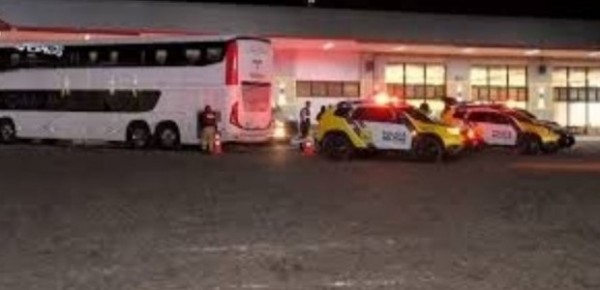 Mulher com 26 iPhones colados ao corpo morre após parada cardíaca em viagem de ônibus no PR
