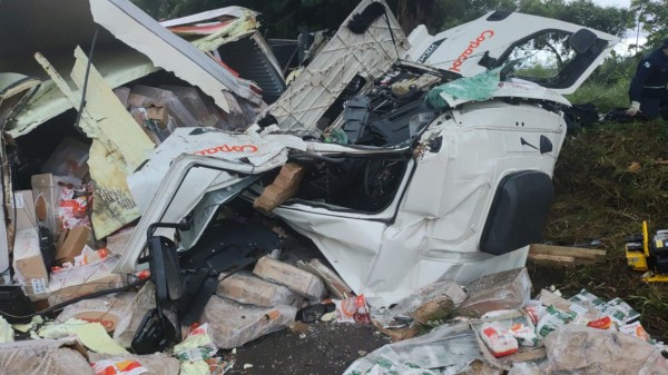 Motorista fica preso às ferragens após bater contra árvore na BR 277