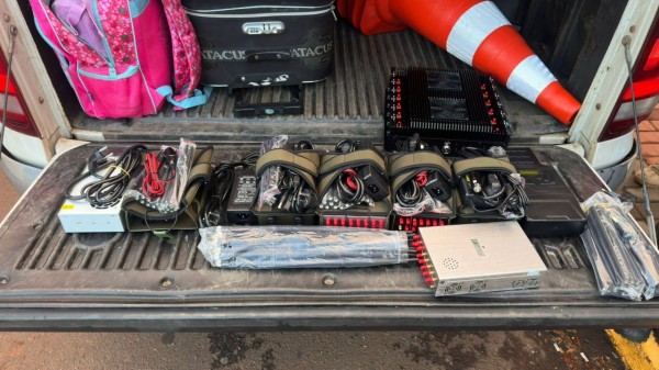 Bloqueadores de sinal são encontrados em bagagem de passageiro em abordagem de ônibus