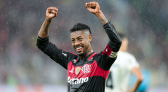 Flamengo vence o Corinthians no fim e reassume a liderança do Brasileirão