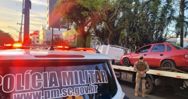 Corsa é apreendido com dívida de mais de R$ 22 mil