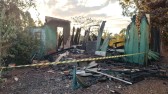 Bombeiros levam mais de 3 horas para combater incêndio em moradia no Oeste