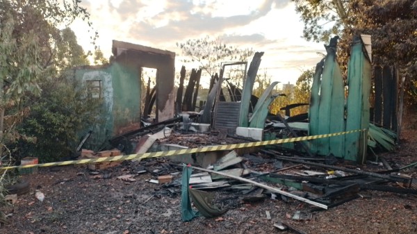 Bombeiros levam mais de 3 horas para combater incêndio em moradia no Oeste