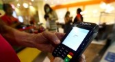 Juros do cartão de crédito recuam em janeiro e atingem menor nível desde dezembro de 2022