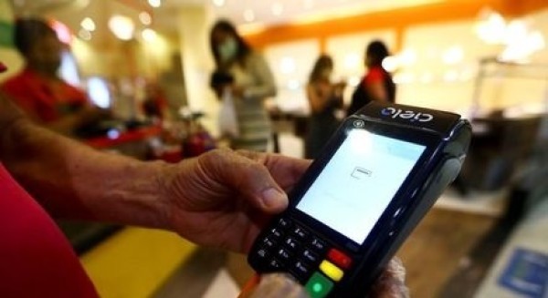Juros do cartão de crédito recuam em janeiro e atingem menor nível desde dezembro de 2022