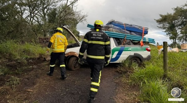 Saída de pista seguida de tombamento na BR-282 não deixa feridos