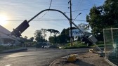 Caminhão derruba semáforo e motorista foge