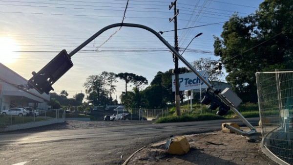 Caminhão derruba semáforo e motorista foge