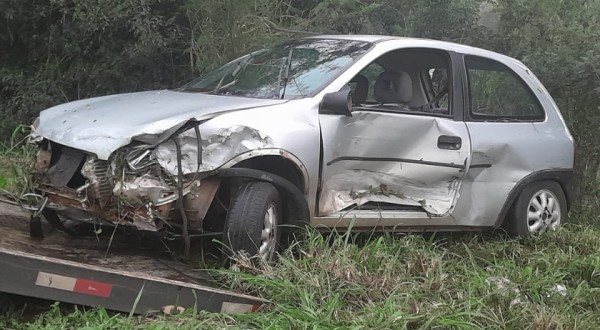 Saída de pista seguida de capotamento é registrada na PR-180