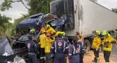 Grave acidente entre duas carretas deixa motorista preso nas ferragens