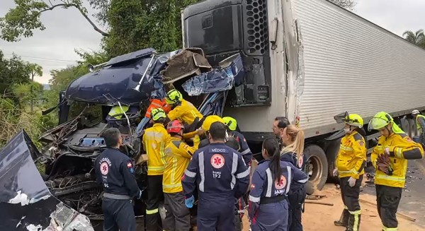 Grave acidente entre duas carretas deixa motorista preso nas ferragens