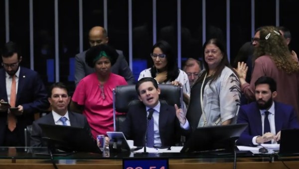 Câmara dos Deputados aprova licença menstrual de até 2 dias