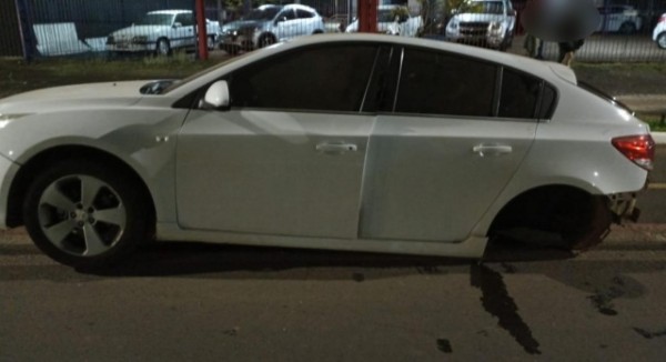 Colisão entre Corolla e Cruze arranca roda de carro; condutora é autuada por recusar bafômetro