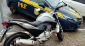 Homem foge da fiscalização com motocicleta roubada, mas é alcançado