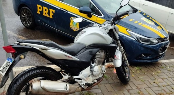 Homem foge da fiscalização com motocicleta roubada, mas é alcançado