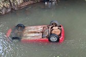 Carro cai de ponte e deixa uma pessoa morta e três feridas