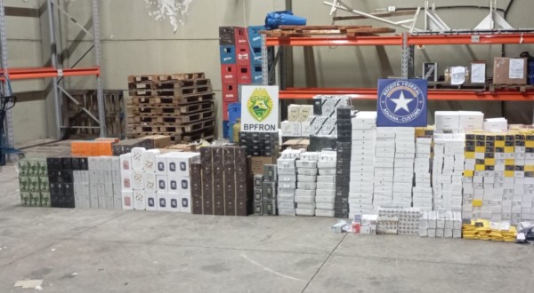 BPFRON e Polícia Federal apreendem carga milionária de eletrônicos, vinhos e perfumes