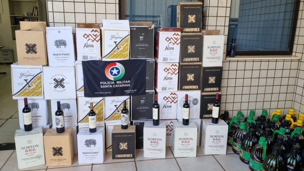 Polícia Militar apreende mais de 300 garrafas de bebida e galões de óleo em ação na BR-163